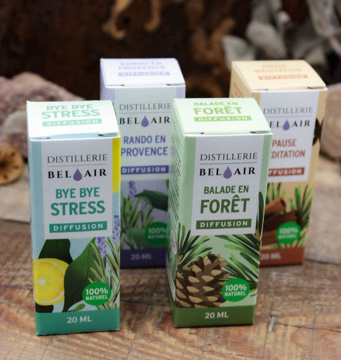 Alle vier Düfte im Umkartons versetzt nebeneinander.