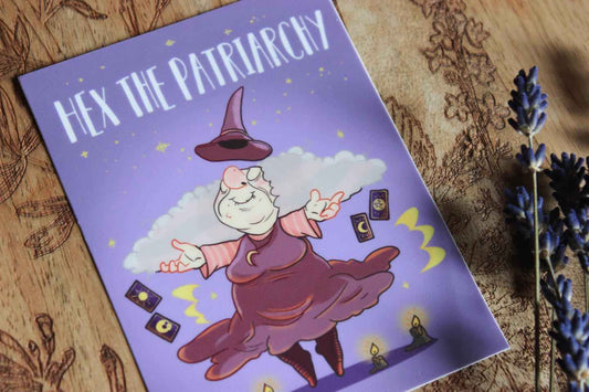 Nahaufnahme: Das hochgeladene Bild zeigt eine Cartoon-Illustration einer älteren Frau, die als Hexe gekleidet in der Luft schwebt und einen zufriedenen Gesichtsausdruck hat. Sie trägt ein lilafarbenes Kleid sowie einen spitzen Hut, der über ihrem Kopf schwebt. Um sie herum sind vier Tarotkarten zu sehen sowie drei brennende Kerzen, die auf dem Boden stehen. Der Hintergrund ist in einem hellen Lilaton gehalten und zeigt Sterne und Wolken.
Oben im Bild steht in großen weißen Großbuchstaben „HEX THE PATRIARCH