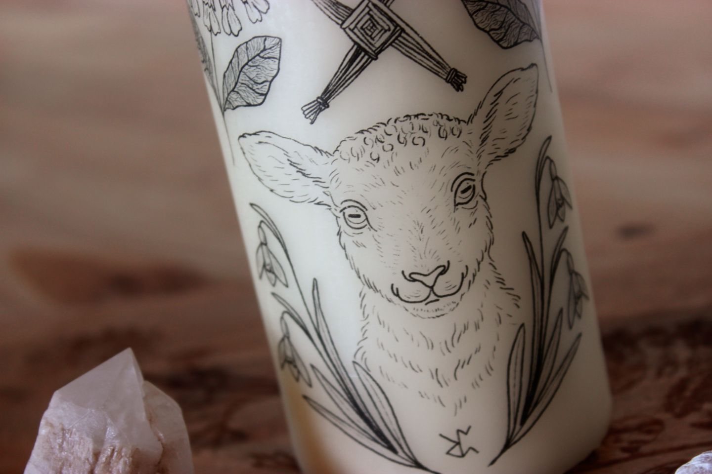 Nahaufname des kleinen Schafs auf der Kerze. Darunter sieht man eine Sigille aus Runen.