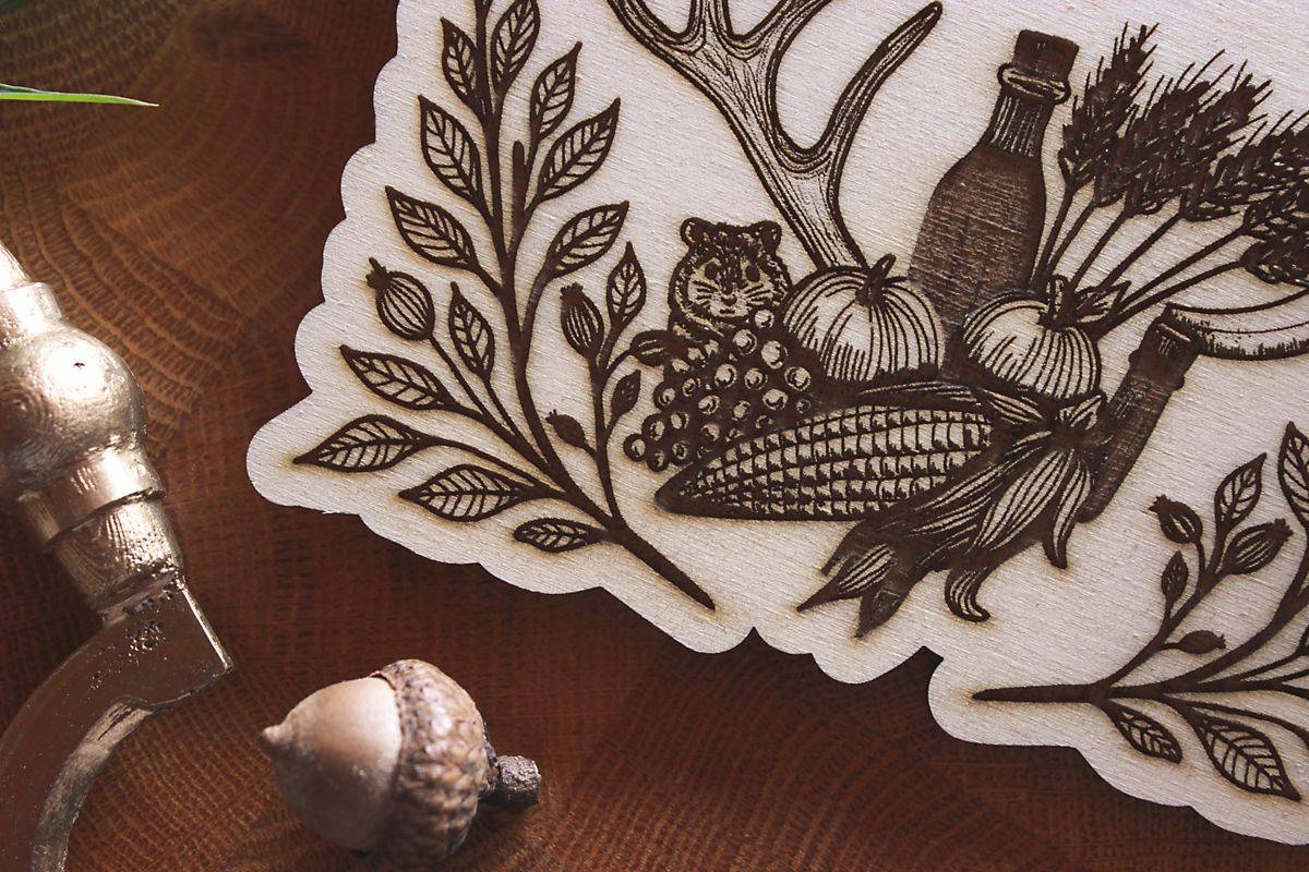 Nahaufnahme des Motivs. Im Fokus ist der kleine Hamster, der hinter den Trauben hervorschaut.