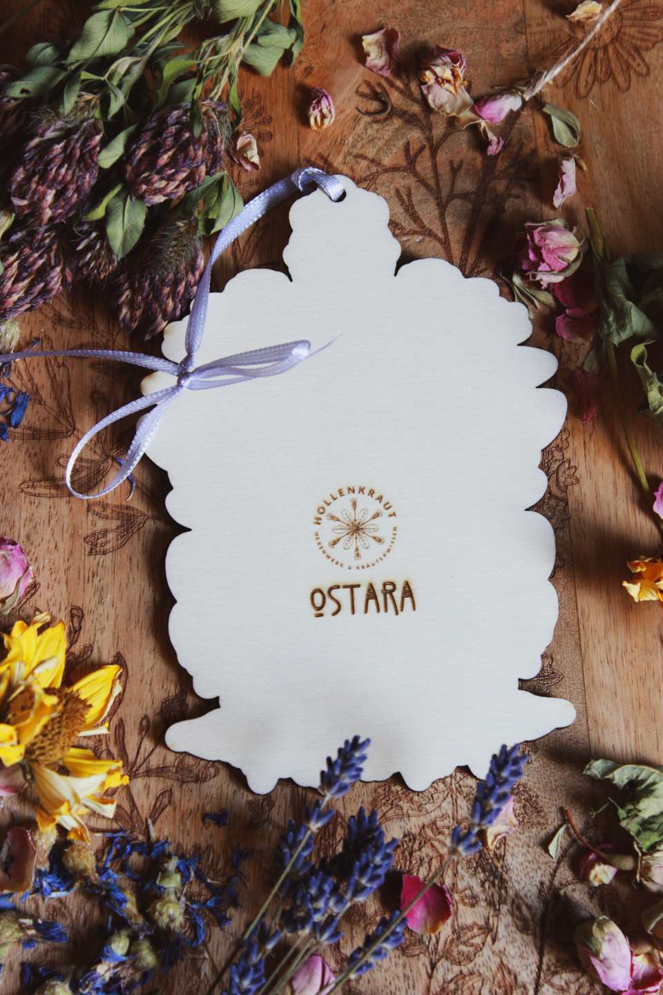 Die Rückseite des Ornaments mit dem Hollenkraut-Logo darauf und dem Wort: Ostara