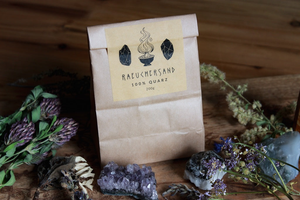 Eine Tüte dem dem Aufdruck "Räuchersand 100% Quarz 200g"