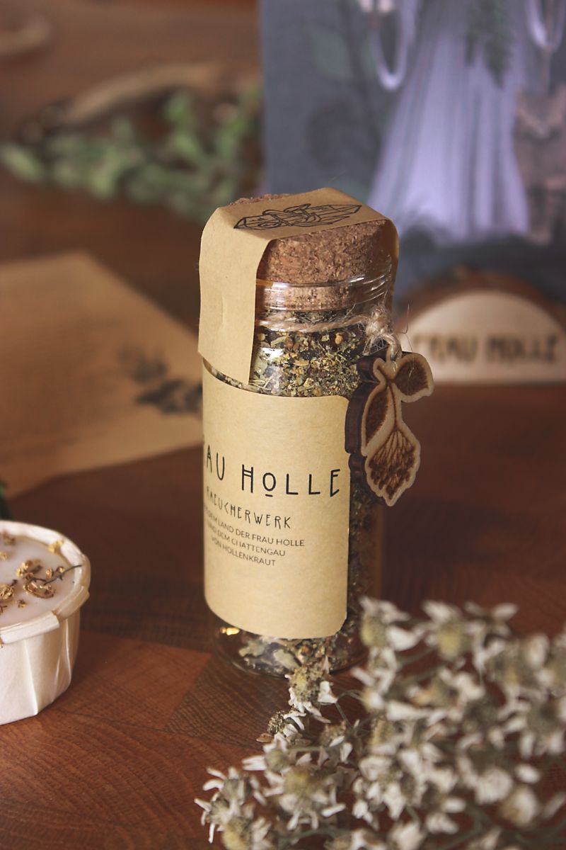 Das Räucherwerk Frau Holle in einem Korkenglas mit Holunder-Anhänger aus Holz.