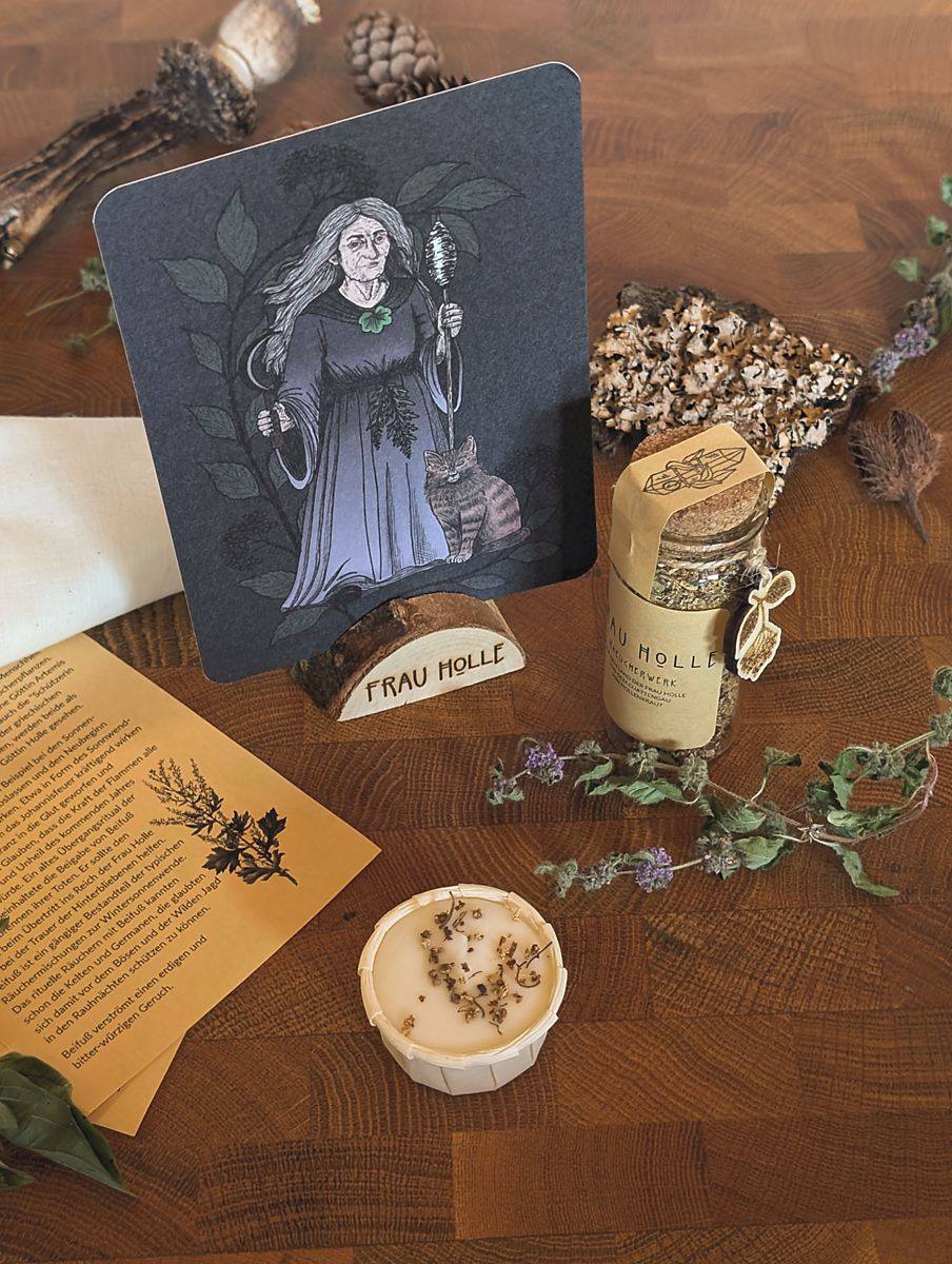 Ritual-Set "Frau Holle" mit liebevoll gestalteter Illustration, begleitendem Gedicht, nachhaltiger Kerze und handgemachtem Räucherwerk. Inspiriert von deutscher Mythologie und Volksglauben – ideal für spirituelle Rituale, Jahreskreisfeste oder persönliche Verbindung zur Holle.