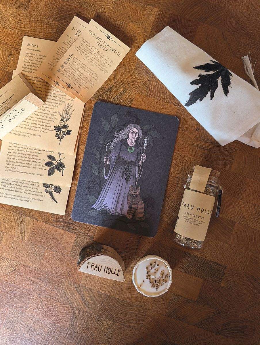 Ritual-Set "Frau Holle" mit liebevoll gestalteter Illustration, begleitendem Gedicht, nachhaltiger Kerze und handgemachtem Räucherwerk. Inspiriert von deutscher Mythologie und Volksglauben – ideal für spirituelle Rituale, Jahreskreisfeste oder persönliche Verbindung zur Holle.