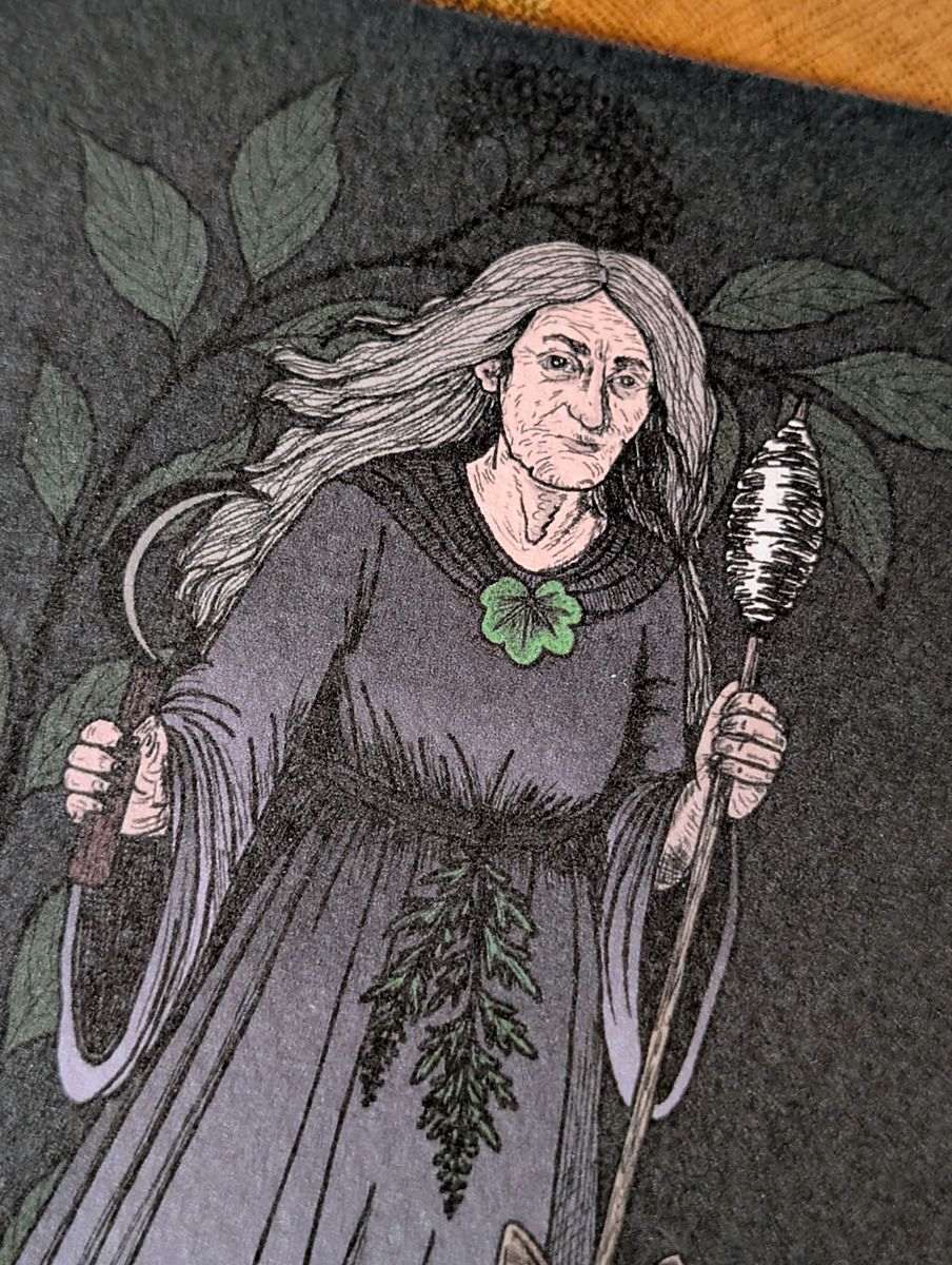 Nahaufnahme der Frau Holle Illustration:
Holle als ältere Frau mit langem grauem Haar in einem dunklen Gewand. Sie hält Spindel und Sichel in den Händen.