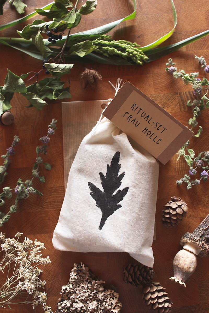 Ritual-Set "Frau Holle" eingepackt im Baumwollbeutel mit schwarzem Beifuß-Druck darauf.