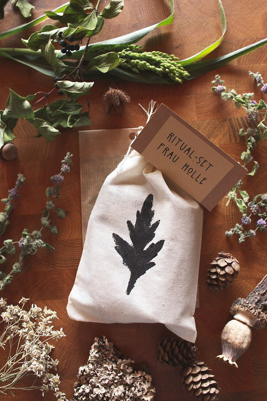 Ritual-Set "Frau Holle" eingepackt im Baumwollbeutel mit schwarzem Beifuß-Druck darauf.