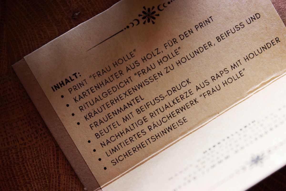 Bild des Etiketts des Ritual-Sets. Darauf zu lesen in der Inhalt des Sets:
Print Frau Holle
Kartenhalter
Ritualgedicht
Kräuterhexenwissen
Beutel
Ritualkerze
Räucherwerk
Sicherheitshinweise