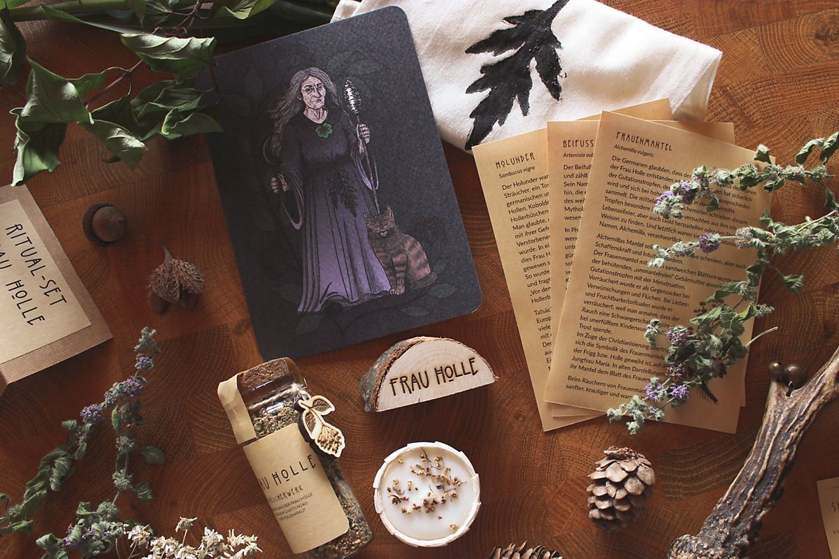 Ritual-Set "Frau Holle" mit liebevoll gestalteter Illustration, begleitendem Gedicht, nachhaltiger Kerze und handgemachtem Räucherwerk. Inspiriert von deutscher Mythologie und Volksglauben – ideal für spirituelle Rituale, Jahreskreisfeste oder persönliche Verbindung zur Holle.
