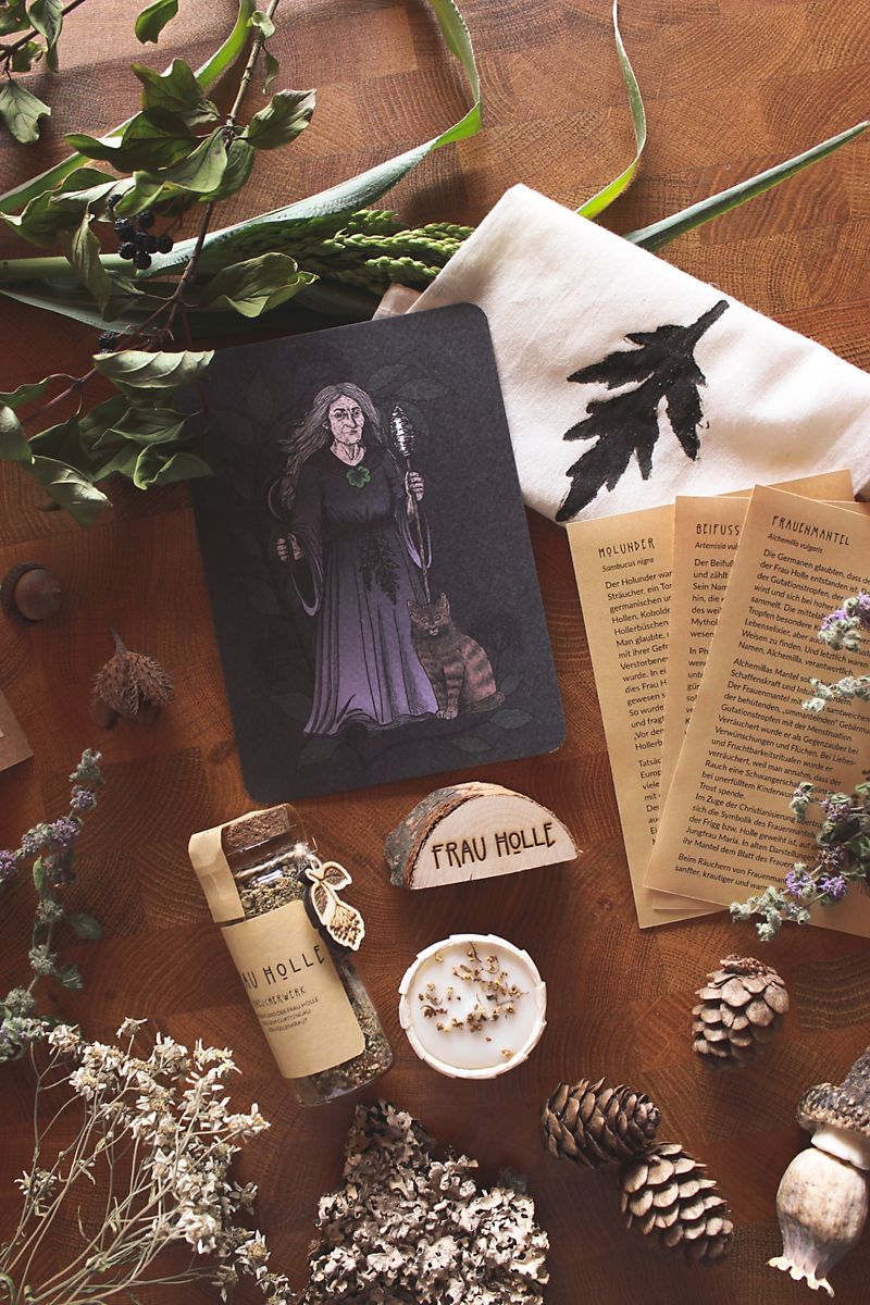 Hochkant: Ritual-Set "Frau Holle" mit liebevoll gestalteter Illustration, begleitendem Gedicht, nachhaltiger Kerze und handgemachtem Räucherwerk. Inspiriert von deutscher Mythologie und Volksglauben – ideal für spirituelle Rituale, Jahreskreisfeste oder persönliche Verbindung zur Holle.