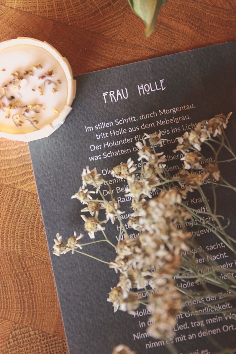 Nahaufnahme des Ritualgedichts. Es ist von einer Pflanze bedeckt, sodass man es nicht vollständig lesen kann.