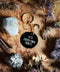 Ein Schlüsselanhänger in Schwarz und Gold mit goldenem Mond-Charm. Auf der schwarzen Scheibe steht in weiß: Everything hurts