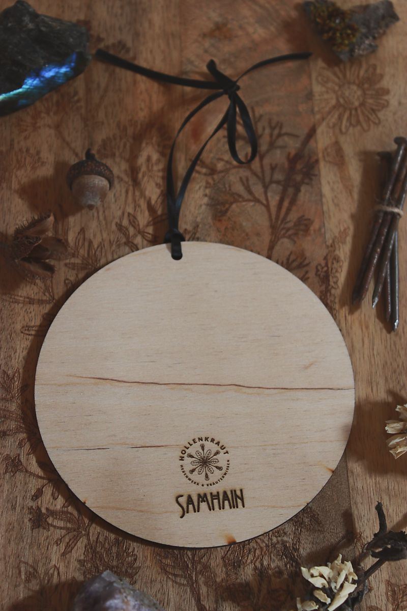 Die Rückseite des Holz-Ornaments mit Hollenkraut-Logo und dem Schriftzug: Samhain