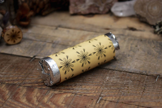 Packung Räucherkohle in silberner Verpackung auf einem Holztisch, das Hollenkraut Logo ist auf der Verpackung abgedruckt