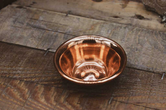 Eine schlichte Kupferschale.