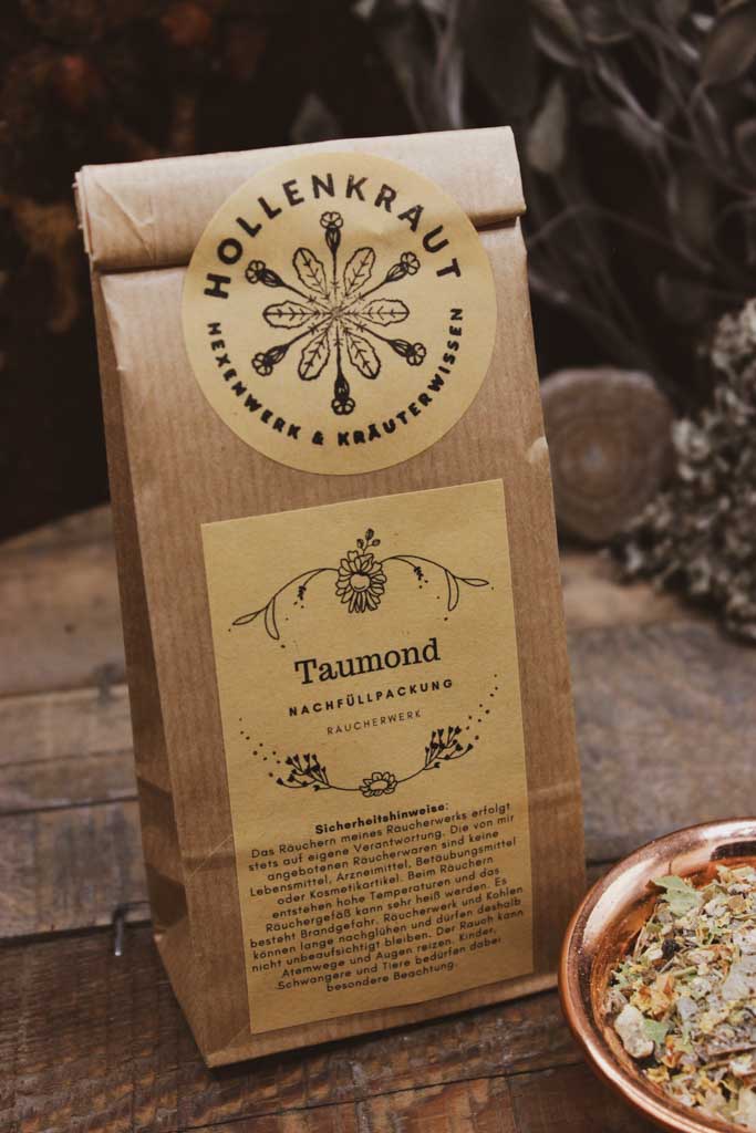 Links steht eine braune Tüte mit dem Taumond Etikett darauf. Daneben steht eine kupferne Schale mit der Räucherung aus Kräutern, Blüten und Harzen zu Imbolc.