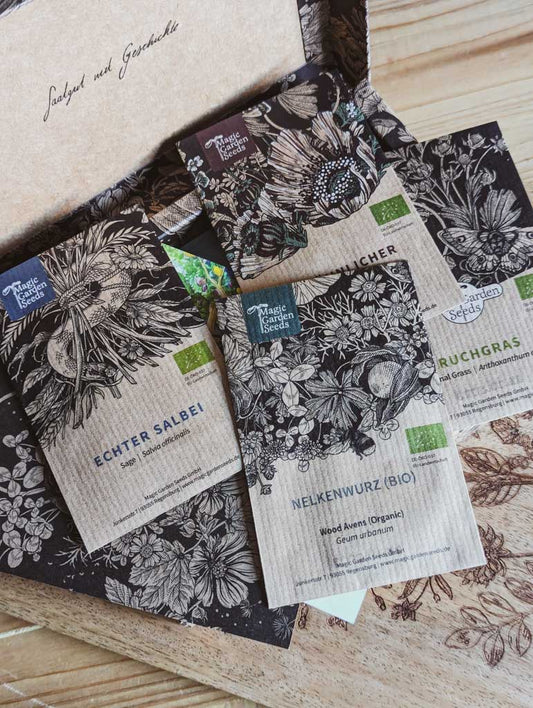 Mehrere Samentüten von Magic Garden Seeds wie Nelkenwurz oder Salbei