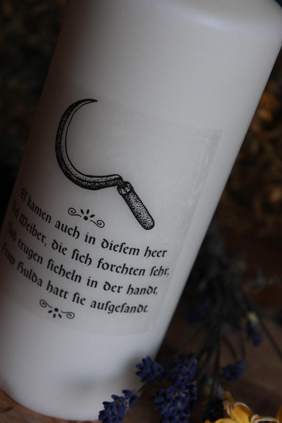 Die Sichel-Kerze von Nahem. Man sieht, dass die Kerzenfolie ganz leicht sichtbar ist.
