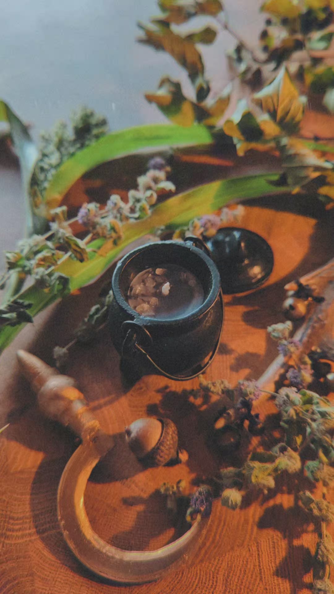 Ein Video davon wie die Kerze im Hexenkessel mithilfe eines Zündelhölzchens angezündet wird.