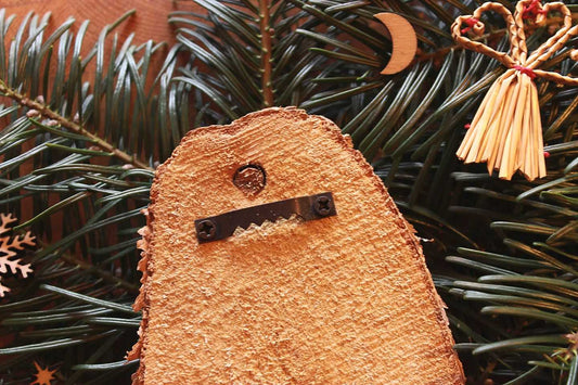 Rückseite des Holz-Bildes. Die Holzscheibe zeigt eine Aufhängung, die verschraubt wurde.