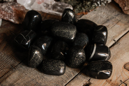 Nahaufnahme ganz vieler goldener schwarzer Pyrit in Schiefer Trommelstein aus Deutschland -