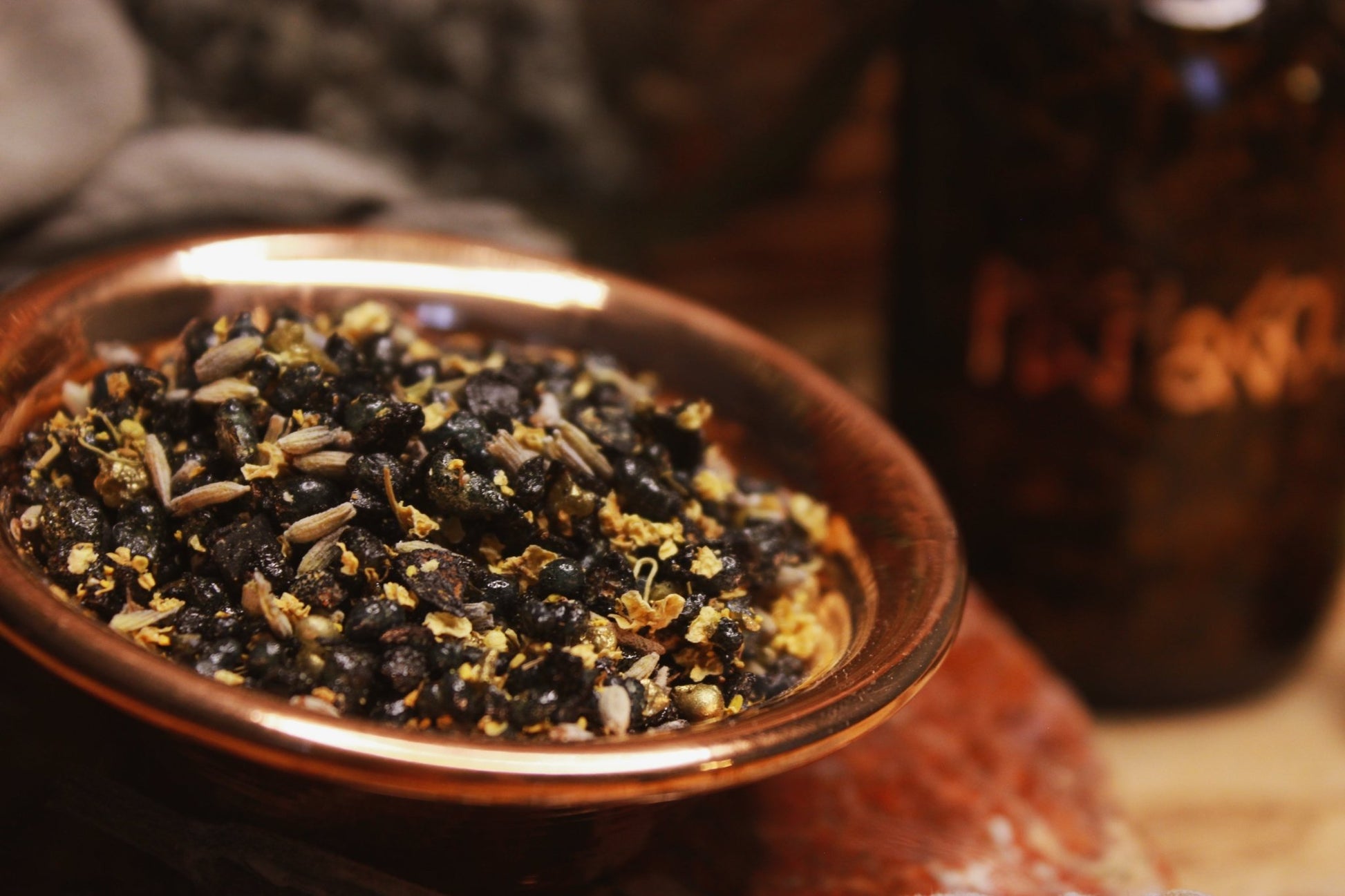 Nahaufnahme Räucherwerk Pech & Gold in einer kupfernen Schale.