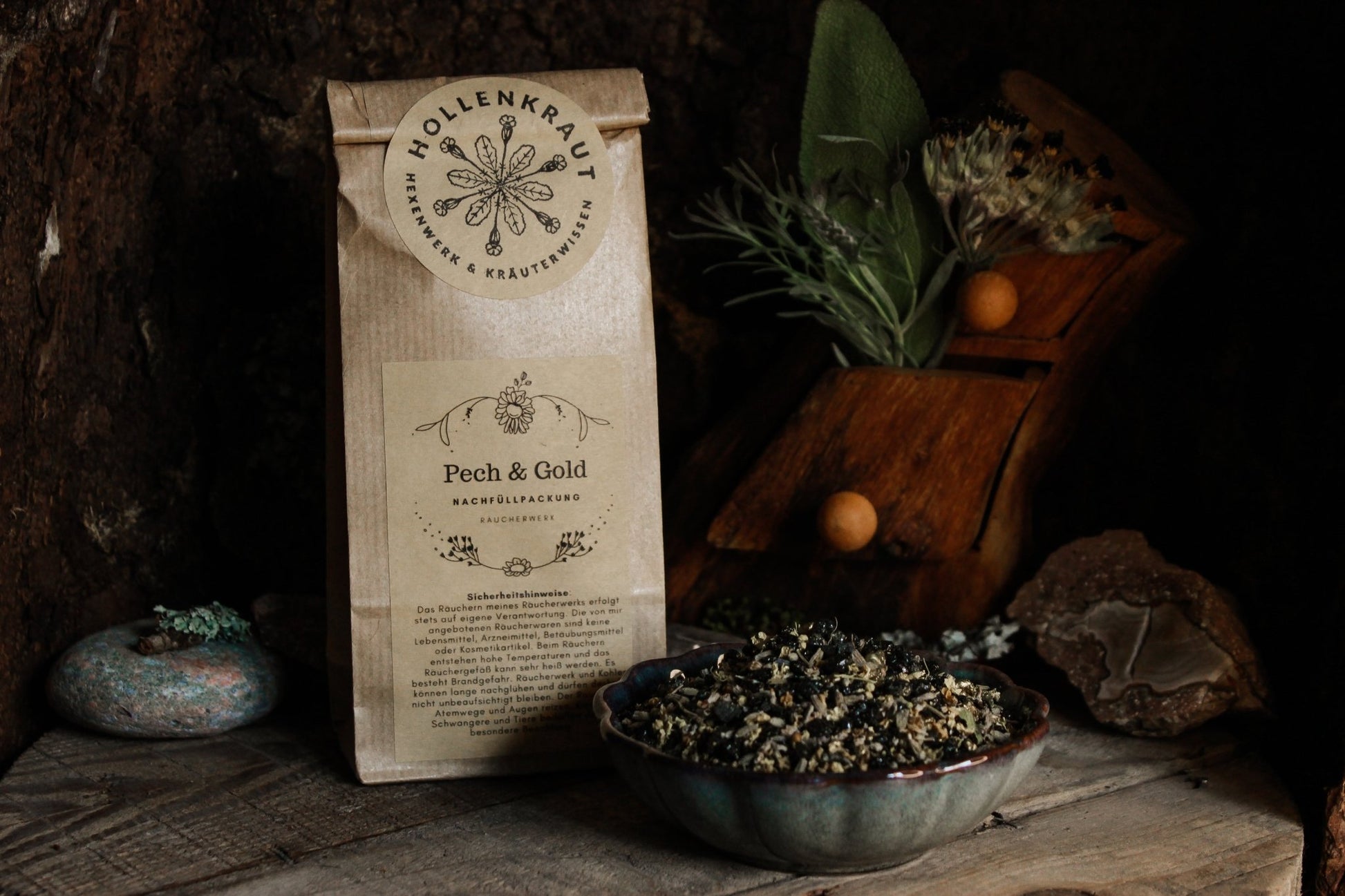 Räucherwerk Pech & Gold. Das Bild zeigt eine “Pech und Gold" Nachfüllpackung Räucherwerk” neben einer Schale mit getrockneten Kräutern und Harz.