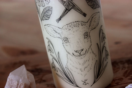 Nahaufname des kleinen Schafs auf der Kerze. Darunter sieht man eine Sigille aus Runen.