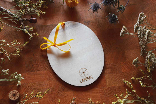 Die Rückseite des Holz-Ornaments: Darauf ist das Hollenkraut-Logo eingebrannt und darunter steht. LAMMAS