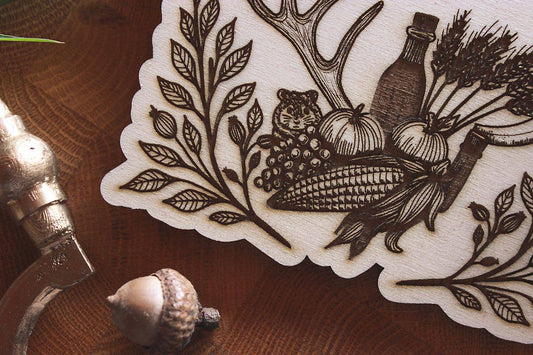 Nahaufnahme des Motivs. Im Fokus ist der kleine Hamster, der hinter den Trauben hervorschaut.