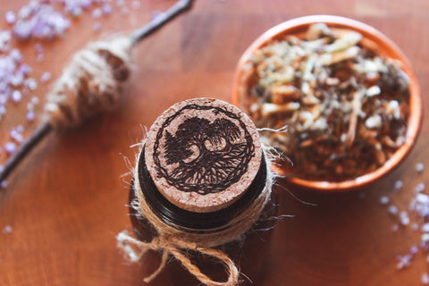 Räucherwerk im Braunglas im Apothekenstil mit Korken: Der Korken zeigt drei miteinander verwurzelte Bäume als kreisförmiges Symbol. Naturverbundenes, handgemachtes Räucherwerk für Rituale, Meditation und moderne Hexen.