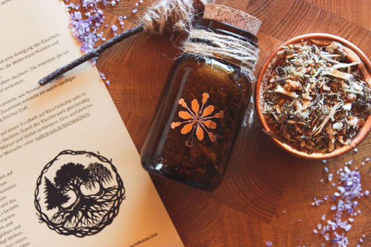 Räucherwerk im Braunglas im Apothekenstil mit Korken: Auf dem Glas ist das kupferfarbene Hollenkraut-Logo zu sehen, der Korken zeigt drei miteinander verwurzelte Bäume als kreisförmiges Symbol. Naturverbundenes, handgemachtes Räucherwerk für Rituale, Meditation und moderne Hexen.