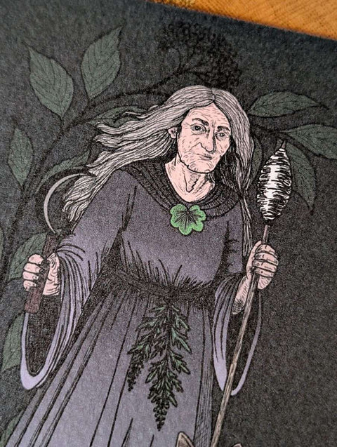 Nahaufnahme der Frau Holle Illustration:
Holle als ältere Frau mit langem grauem Haar in einem dunklen Gewand. Sie hält Spindel und Sichel in den Händen.