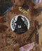 Ein runder Sticker mit Message, die lautet: Stay Safe Be Kind Hex The Patriarchy
Die vermummte Hexen-Gestalt mit Hexen-Hut, hält eine Katze in den Armen. Auf ihrer Schulter ist ein kleines Pentagramm zu sehen. Um sie herum sind Salbei und Beifuß.
