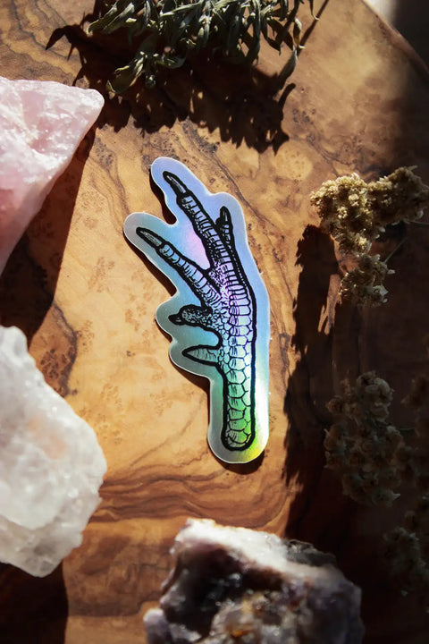 Ein holografischer Sticker mit dem Aufdruck eines Hühnerbeins.