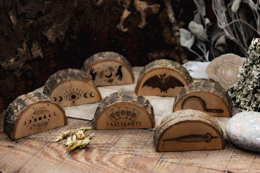 Verschiedene Kartenaufsteller mit witchy Motiven aus Holz mit rustikaler Rinde.
