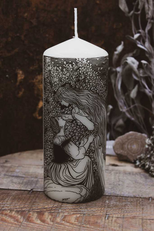 Eine große helle Stumpenkerze mit einem schwarzen Druck darauf der Frau Holle zeigt, die sich über eine Frau lehnt und an ihre Wange fasst.