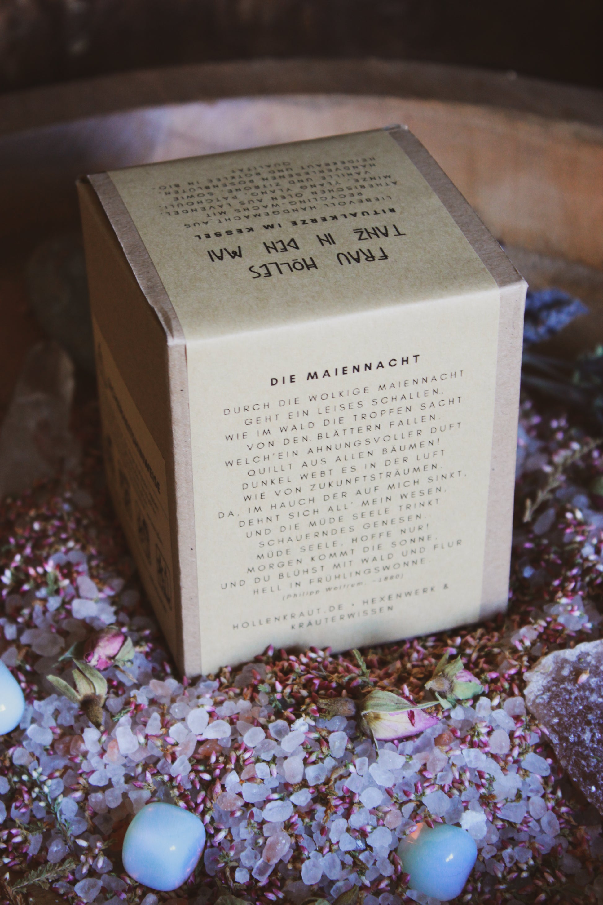 Nachhaltige Verpackung Ritualkerze,  umgeben von einer Schüssel voller Kristalle
