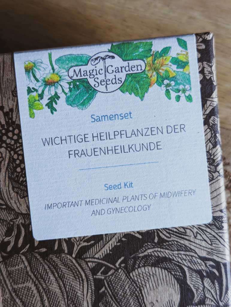 Saatgut Geschenkset in einer schön illustrierten Pappverpackung mit Kräutern und Insekten. Darauf steht: Magic Garden Seeds Samenset Wichtige Heilpflanzen der Frauenheilkunde