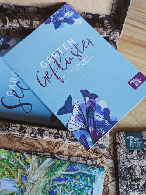 Saatgut Geschenkset in einer schön illustrierten Pappverpackung mit Kräutern und Insekten. Darauf steht: Magic Garden Seeds Samenset Aromatische Kräuter für das rituelle Räuchern - Informationsmaterial zum Gärtnern und Pflanzen