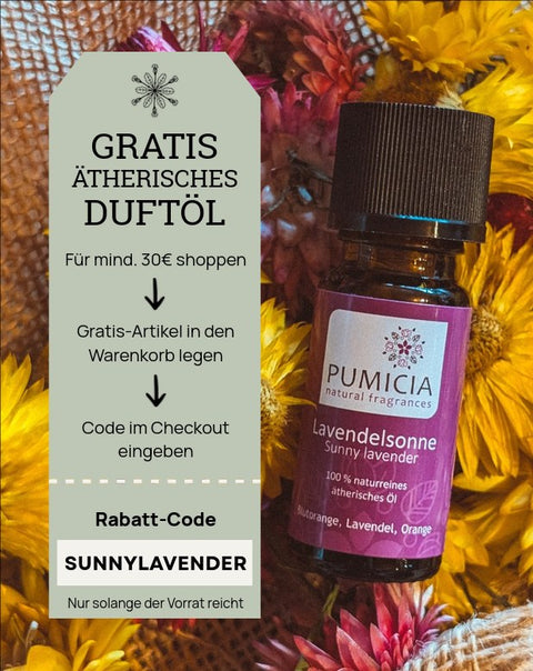 Flasche ätherisches Öl „Lavendelsonne“ von Pumicia zwischen getrockneten gelben und rosafarbenen Blüten. Daneben steht ein Werbetext auf hellgrünem Hintergrund: „Gratis ätherisches Duftöl – Für mind. 30 € shoppen, Gratis‑Artikel in den Warenkorb legen, Code im Checkout eingeben. Rabatt‑Code: SUNNYLAVENDER. Nur solange der Vorrat reicht.