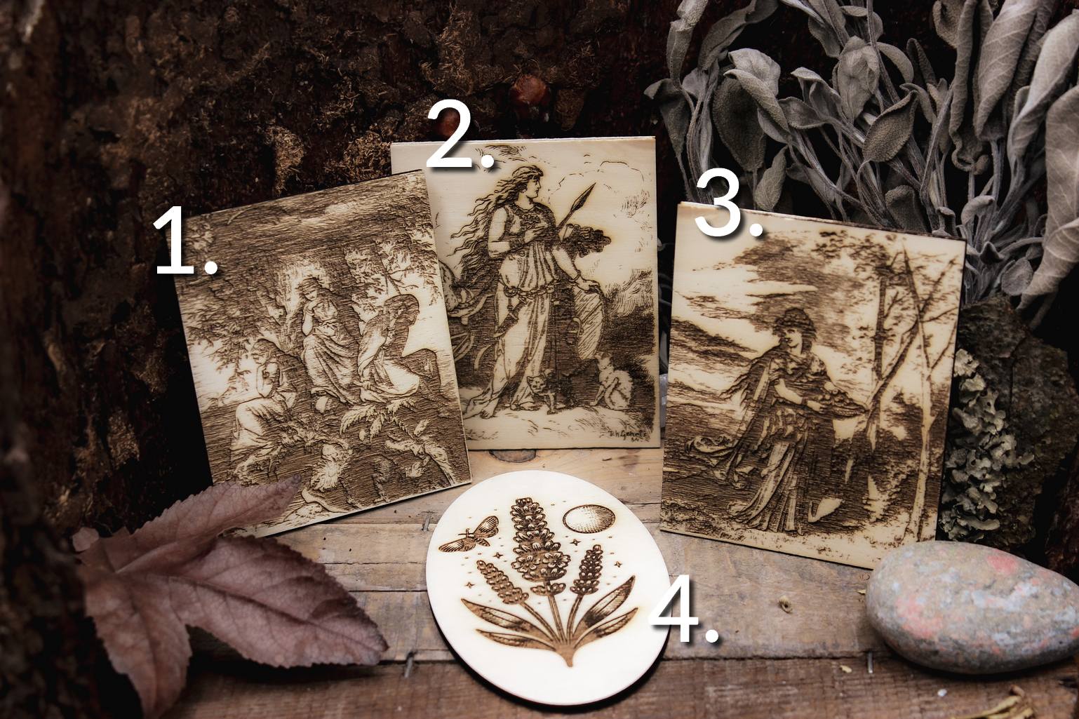 Kleine Holzbilder mit verschiedenen Motiven aus der Mythologie und Pflanzenwelt.